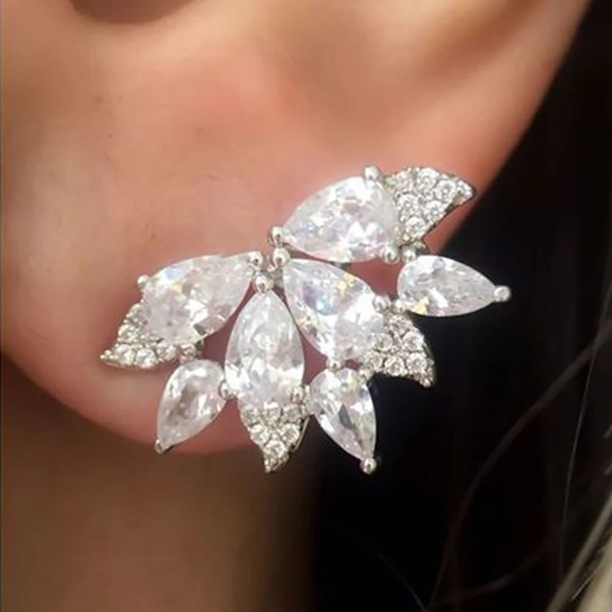 Huitan Exquisite Flower Leaves Design Marquise Cut Crystal Zircon Earrings Silver Plated Bridal Wedding Pendant Earrings Custom