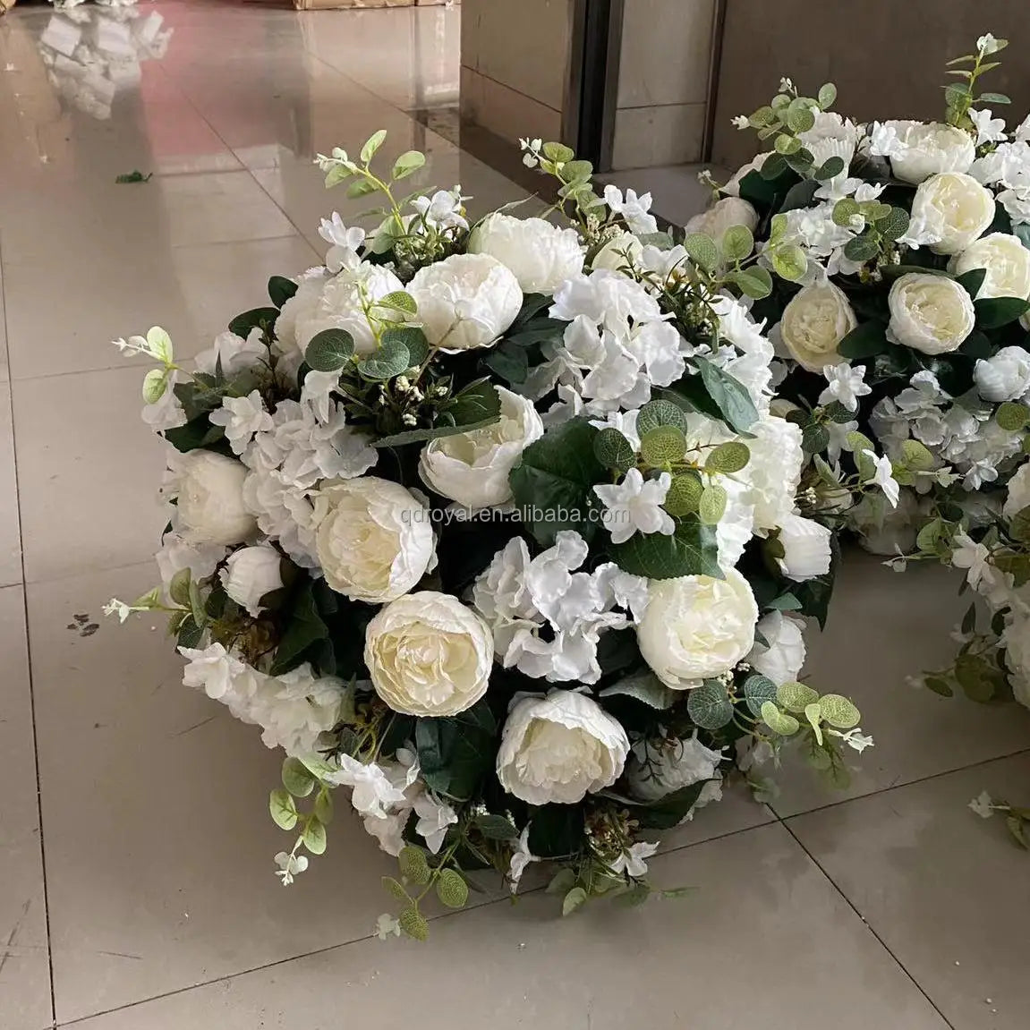 Wholesale Artificial Silk Red & White Roses Soft Flower Ball Wedding Centerpiece for Christmas Event Table Decoration