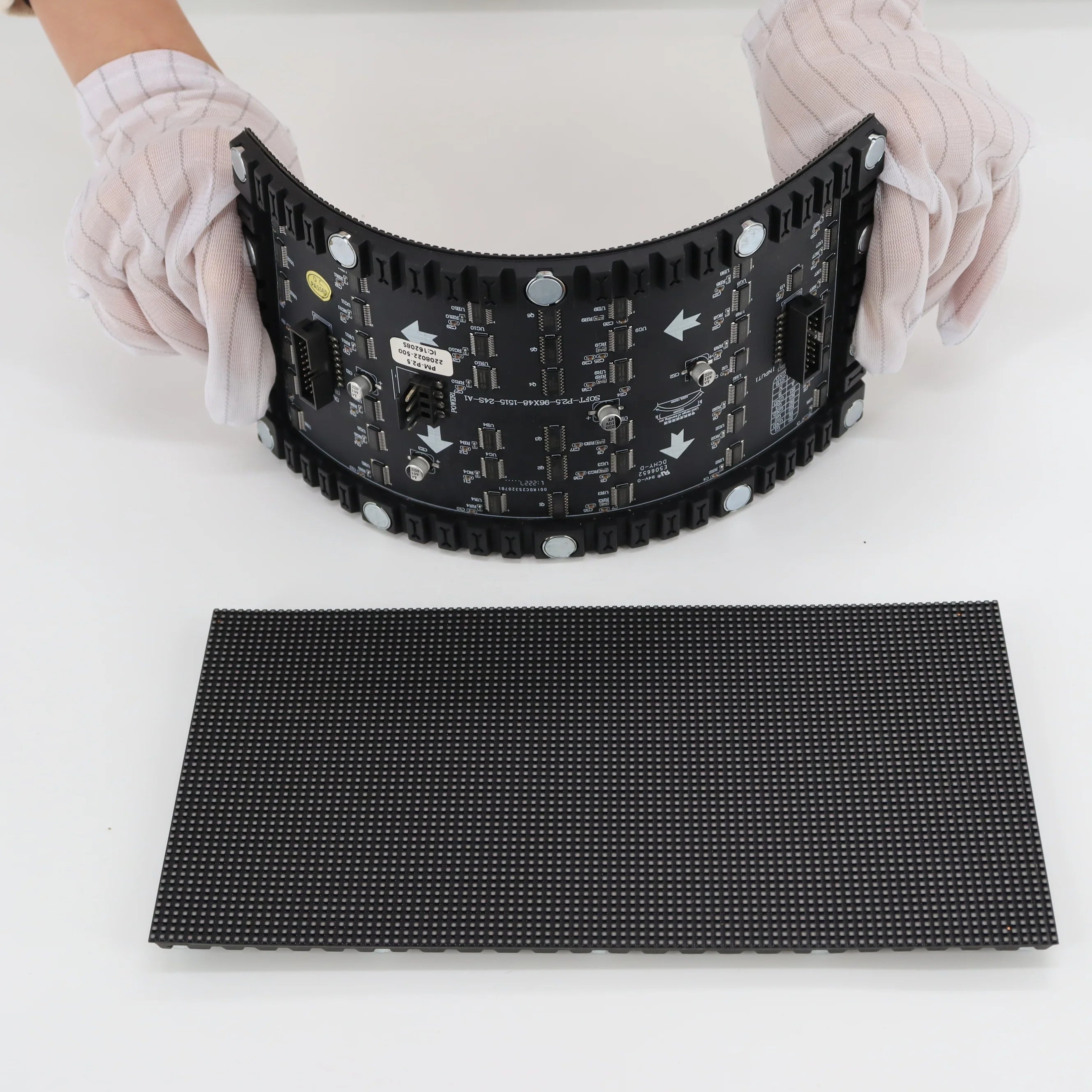Indoor High Resolution P1.25 Soft Module 500cd Brightness Adobe RGB 90% Flexible LED Display for Advertisement Design Shopping