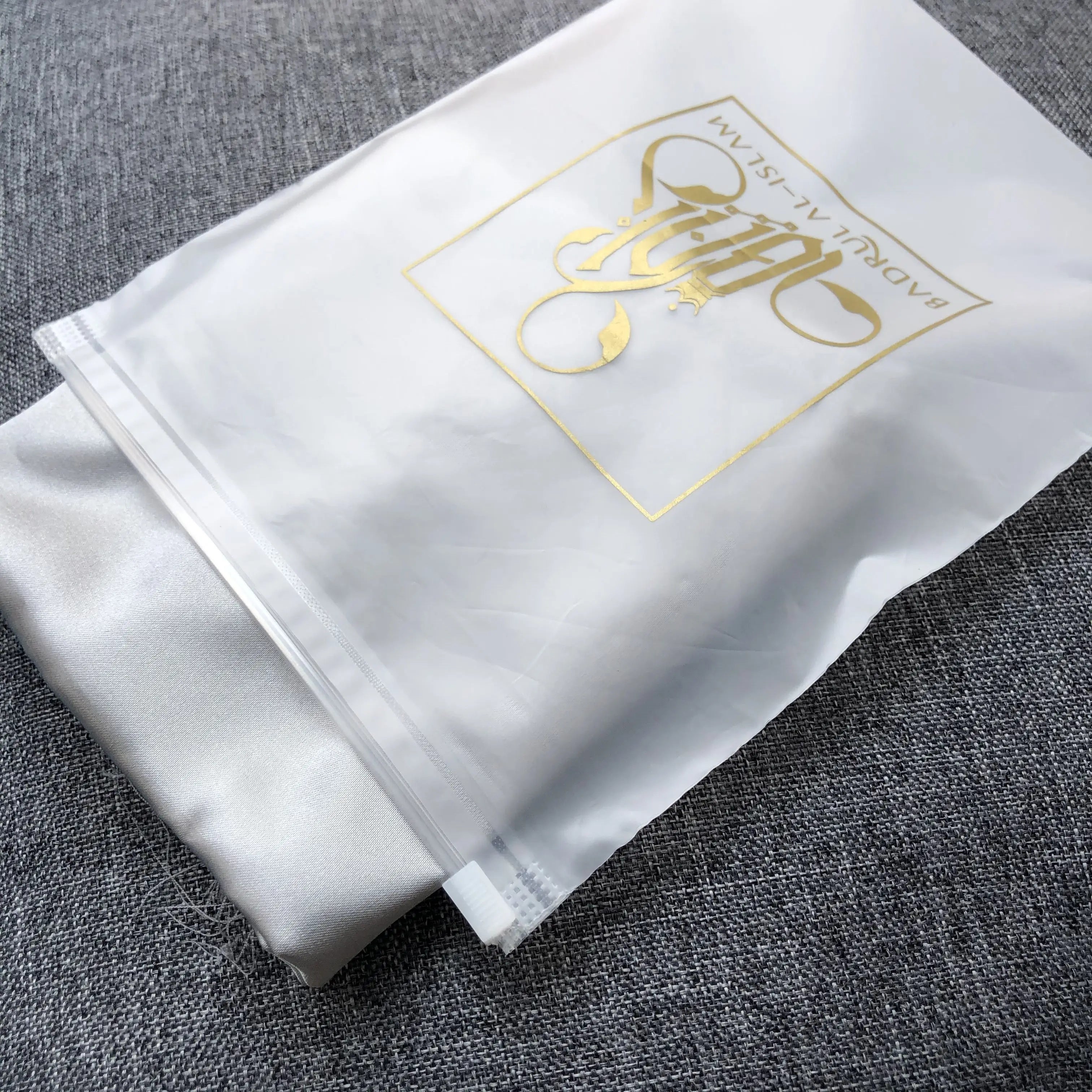 Wholesale Frosted Packaging Bags for Apparel Dust Proof Zipper Bag Ziplock Customized Color Size Silk Screen Printing