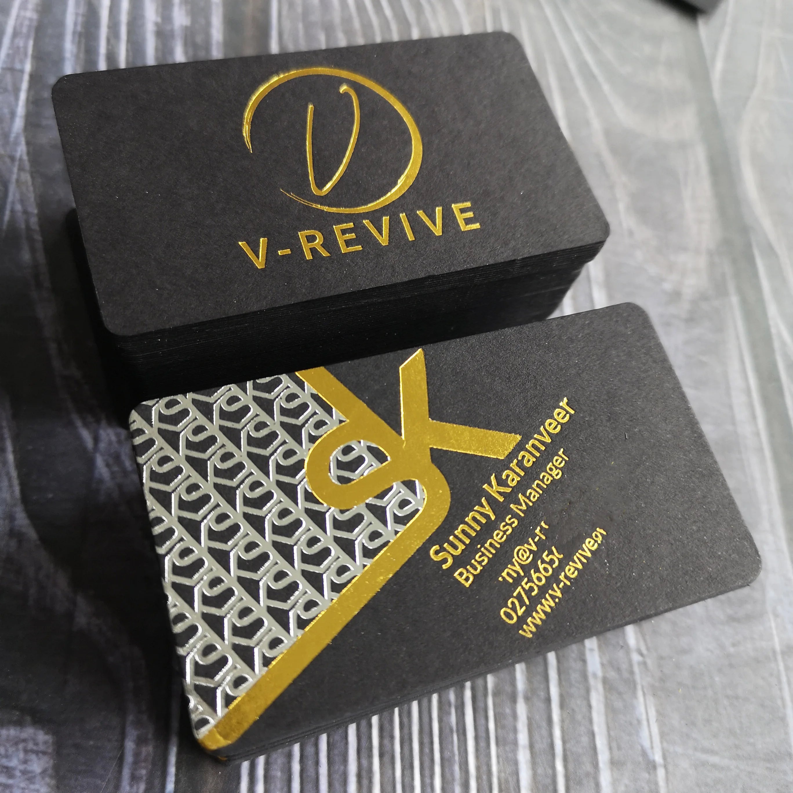 China Factory Custom Luxury Business Cards with Kraft Paper & Offset Paper Custom Logo Hot Foil Stamping High Quality Printing