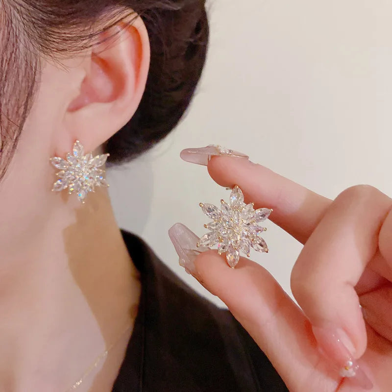 2026 Elegant Women Snowflake Earrings Micro Pave Full Zircon Personalized Grand Design Silver Pin Ear Ornaments MegaBDM