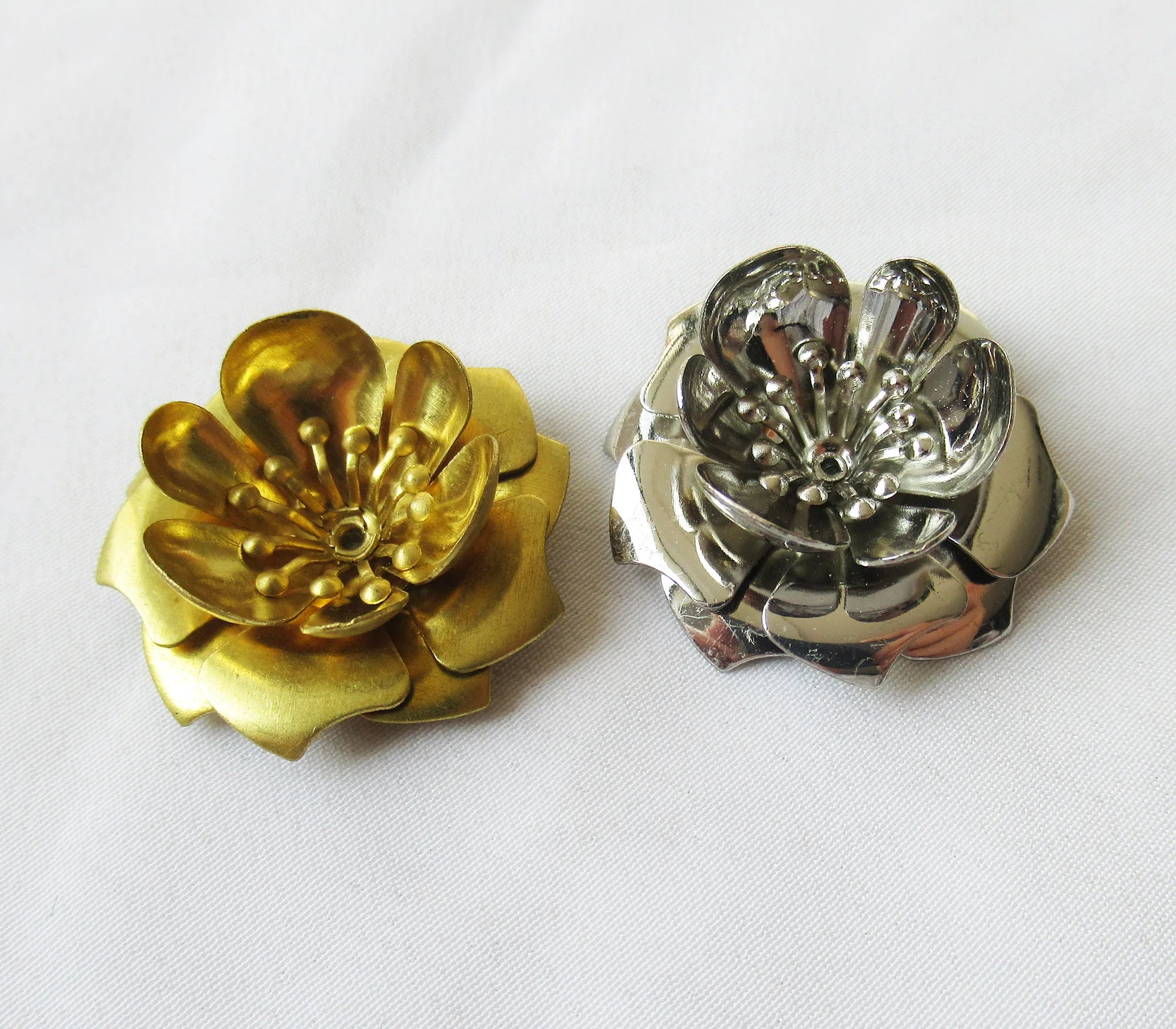28mm Flower Brass Plated Floral Finding in Stainless Steel Color Fashion Jewelry Components