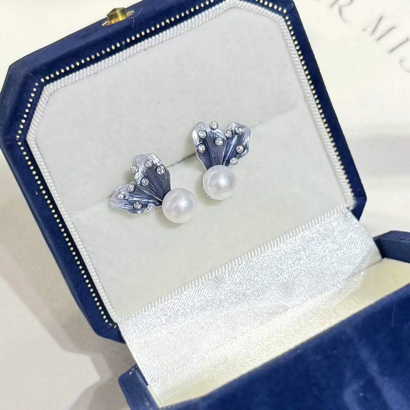 3D Design Exquisite High-end White AAAA Grade Freshwater Pearl Stud Earrings Platinum Plating Flower Design Cute Style for Women