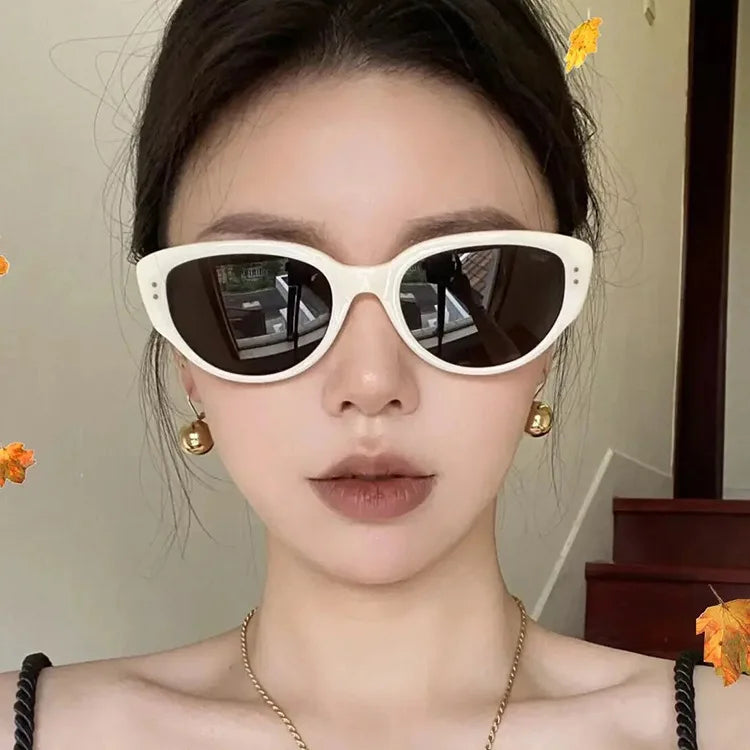 2023 Retro Cat Eye Sunglasses with UV400 Protection New Female Trend-Cool Triangle Frame in Black for Unisex Senior