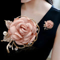 2023 New Fashion Treeable Fabric Rose Brooch Pin Female Classic Inlaid Faux Pearl Flower Brooch Pin for Gift