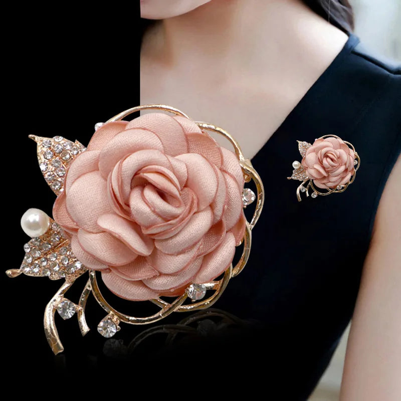 2023 New Fashion Treeable Fabric Rose Brooch Pin Female Classic Inlaid Faux Pearl Flower Brooch Pin for Gift