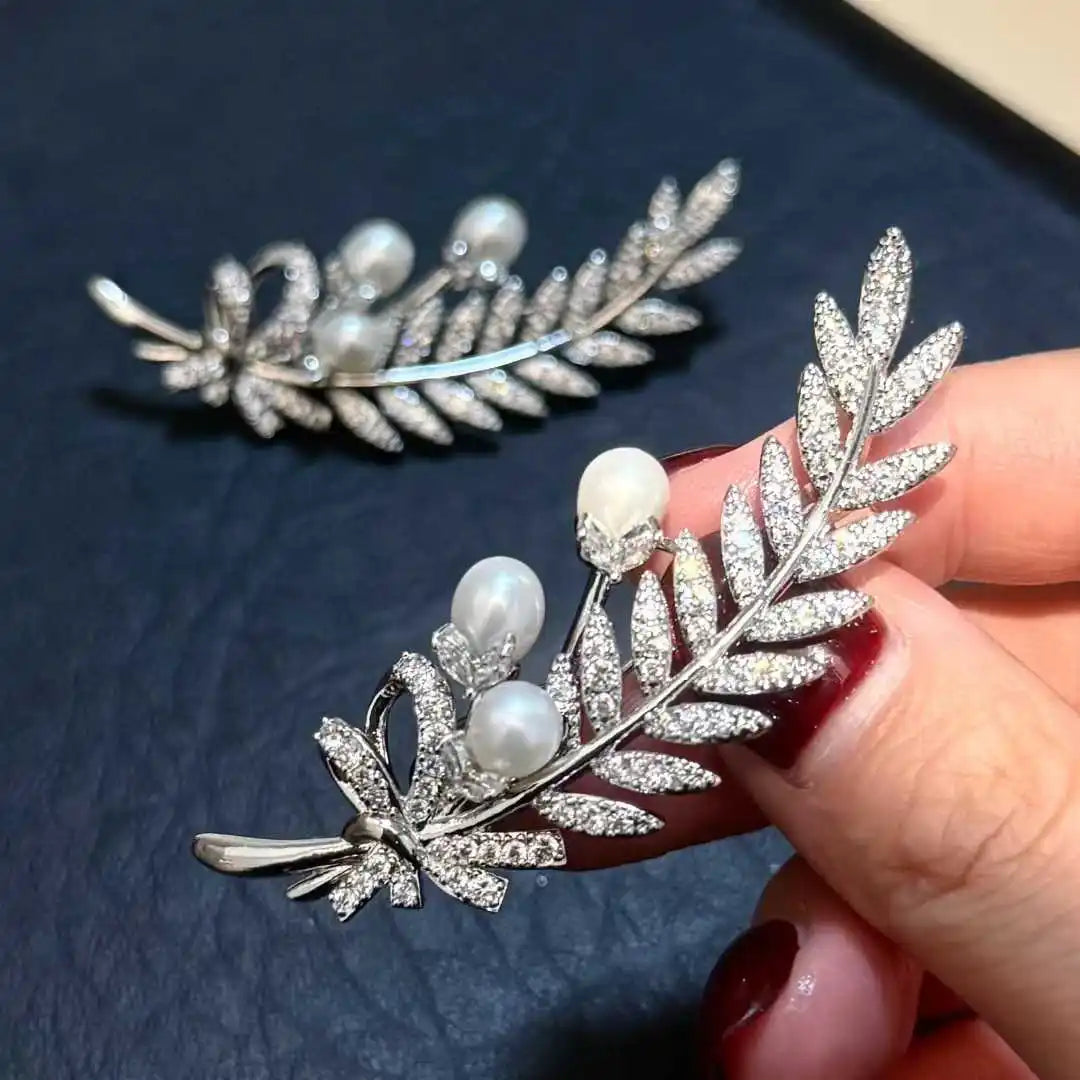 Elegant Ye Yu Luxury Brass Brooch with 6-7mm Natural White Freshwater Feather Shaped Pearl for Women Men
