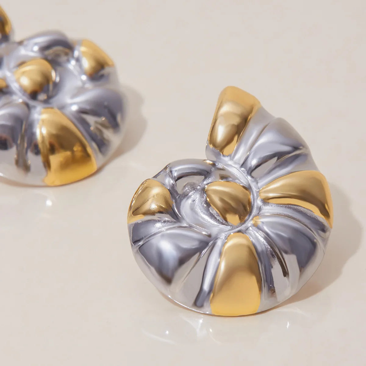 Xixi Stainless Steel Silver Plated Classic Color-matched Conch Earrings Light Luxury and Trendy Accessory