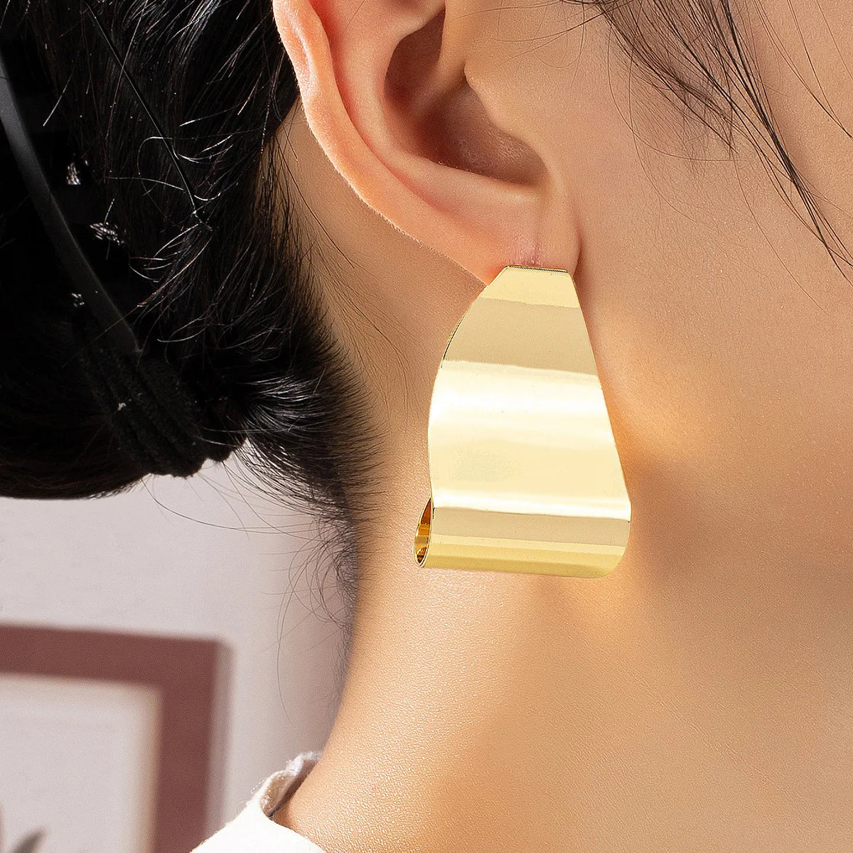 2025 New Arrival Exaggerated Twisted Bright Korean Earrings Female Gold Metal Curved Geometric Women Dangle Earrings for Women