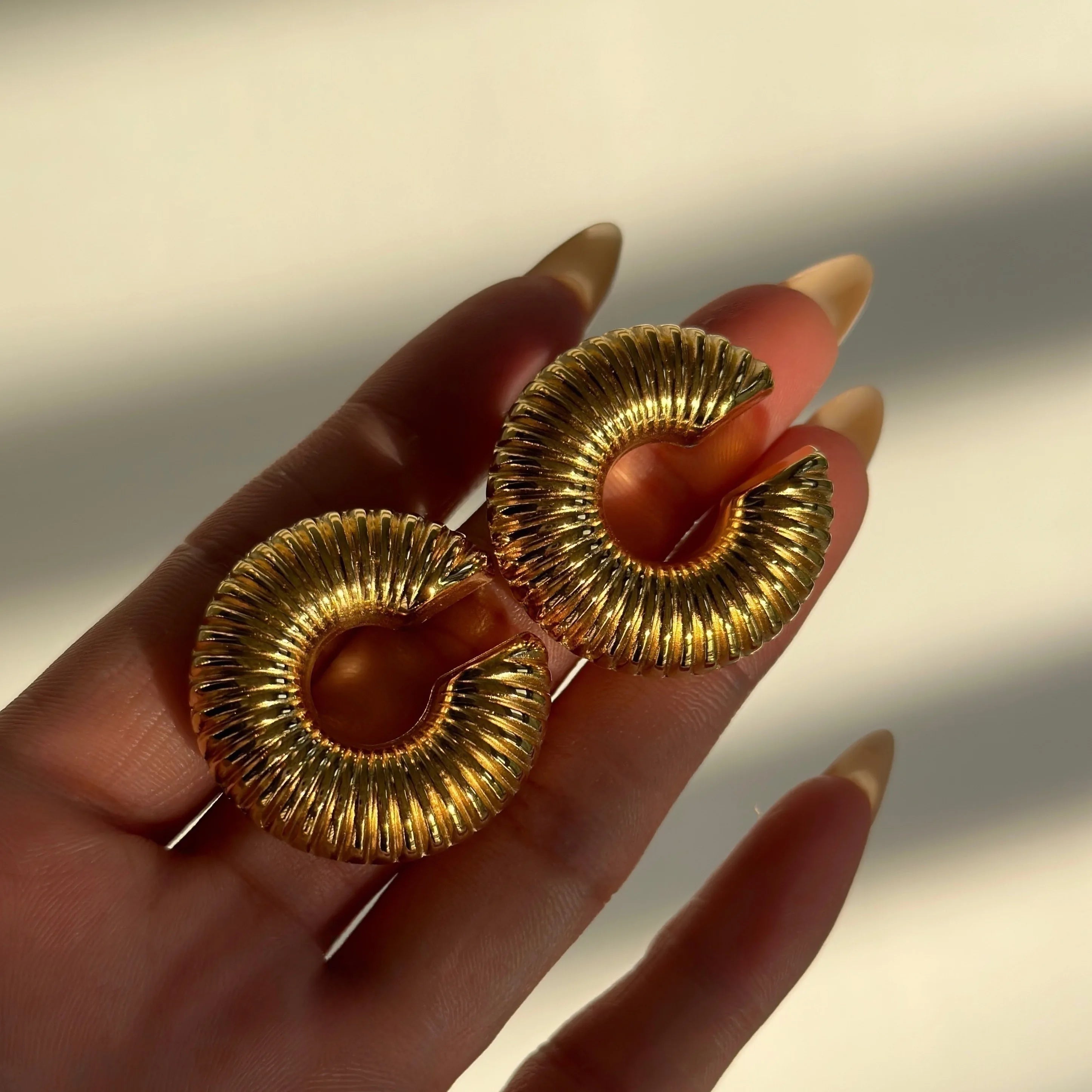Dazan Hot 18k Gold Plated Unique Hypoallergenic Stainless Steel Vintage Super Shine Hollow Scalloped C Hoop Earrings for Women
