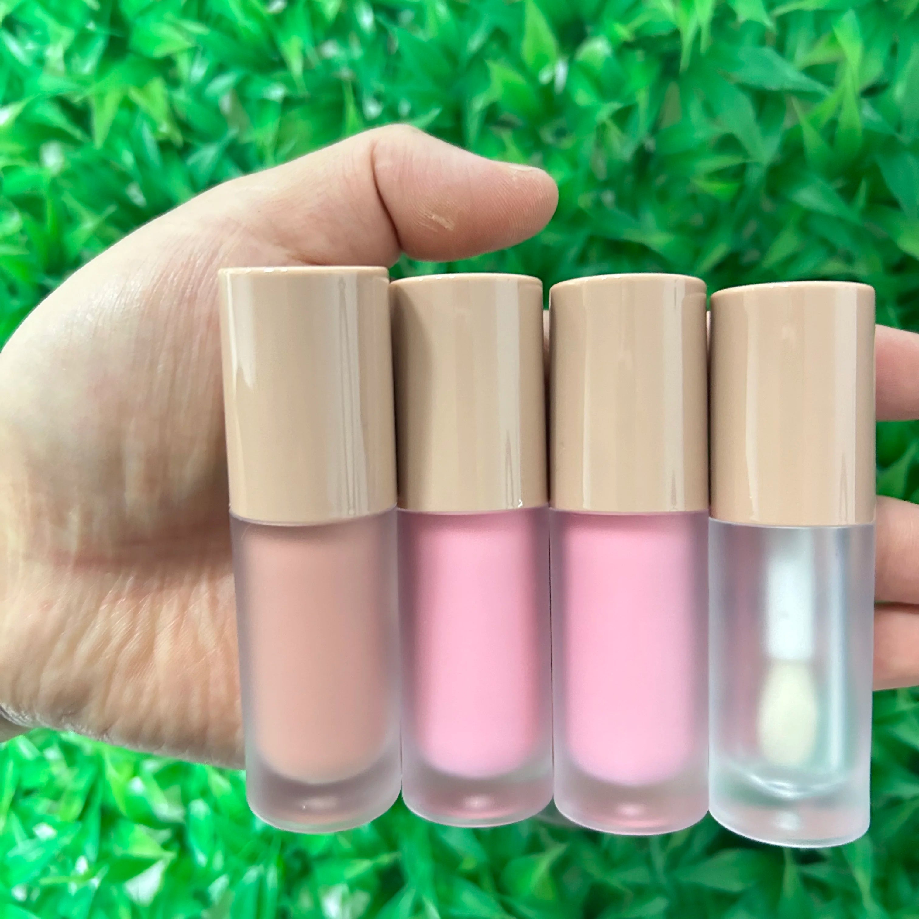 Private Label Glossy Lip Gloss High Shine Cream Lip Gloss in Travel Size Liquid Form Herbal and Mineral Ingredients