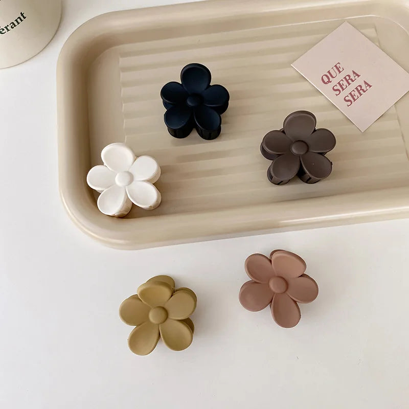 2023 New Trendy Bulk Mini Flower Hair Claw Kids Girl Plastic Resin Matte Floral Hair Claw Clips for Women Thin Hair