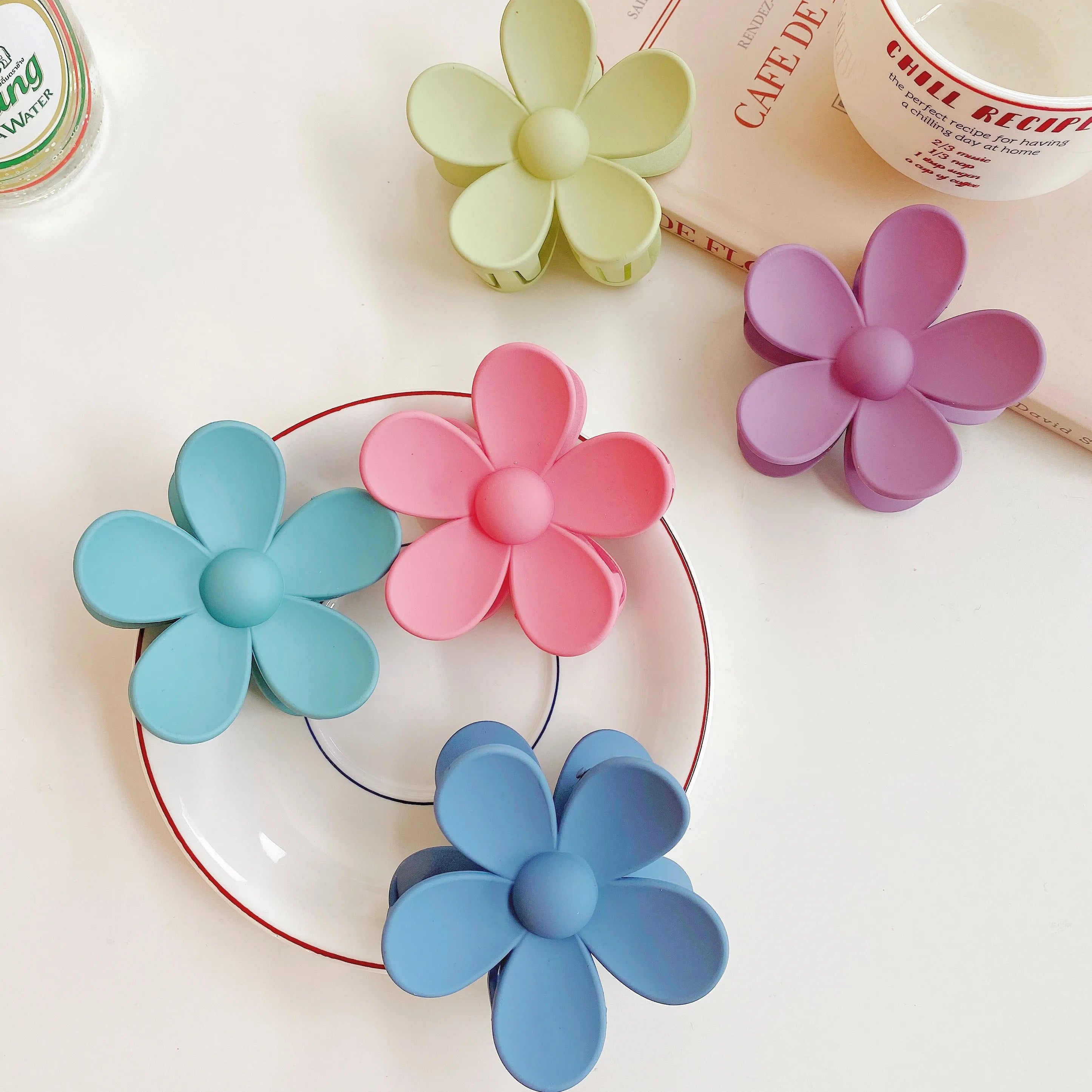 New Color Summer Fashion Middle Size Hair Camp Plastic Matte Flower Hair Claw Clips for Woman Girls Daily Hair Accessories