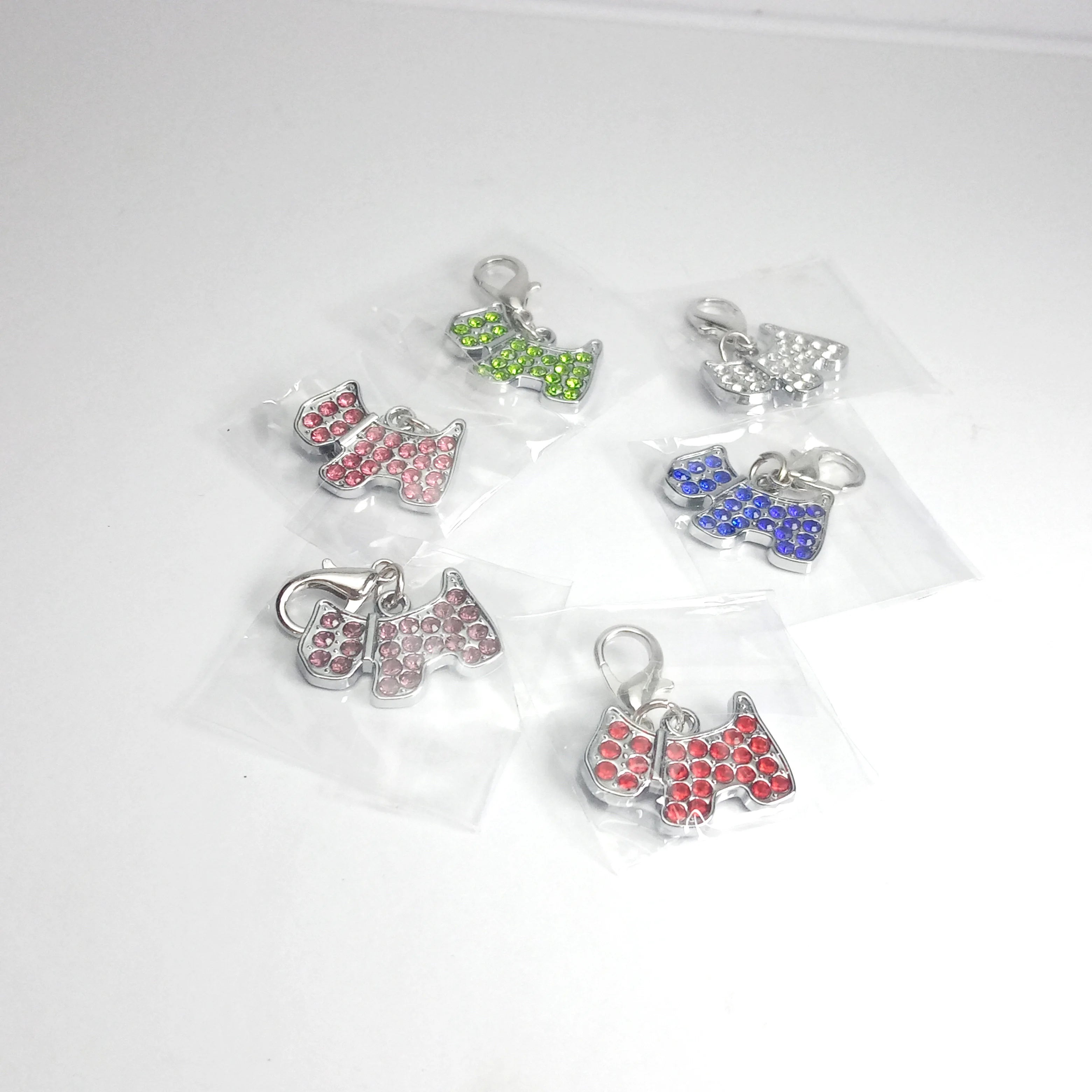 Factory Custom or Read to Ship Export Pet Product Made of Zamac Dog Shape hang Tags with Neck Chain Hook