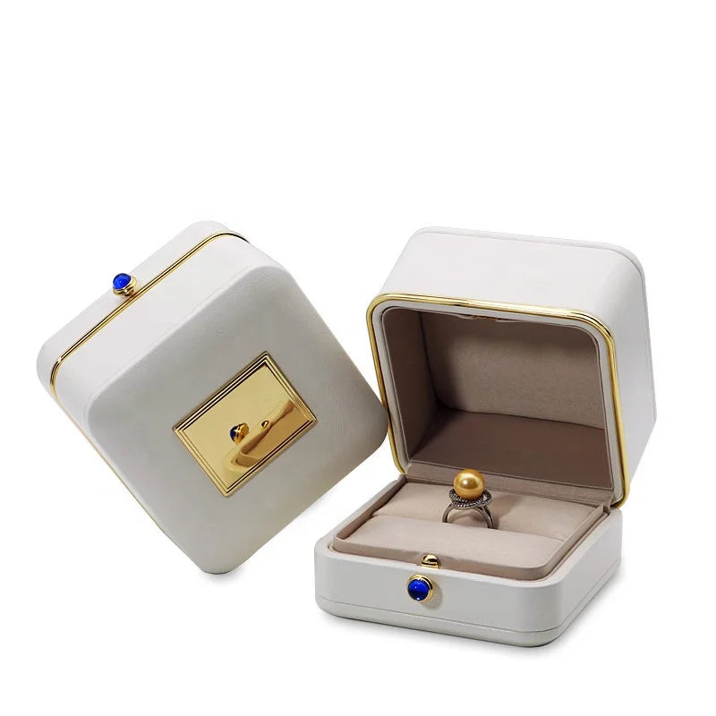 New Christmas Engagement Ring Box High Grade PU White Necklace Box Custom Design Logo Popular Plastic Jewelry Display Ring Box
