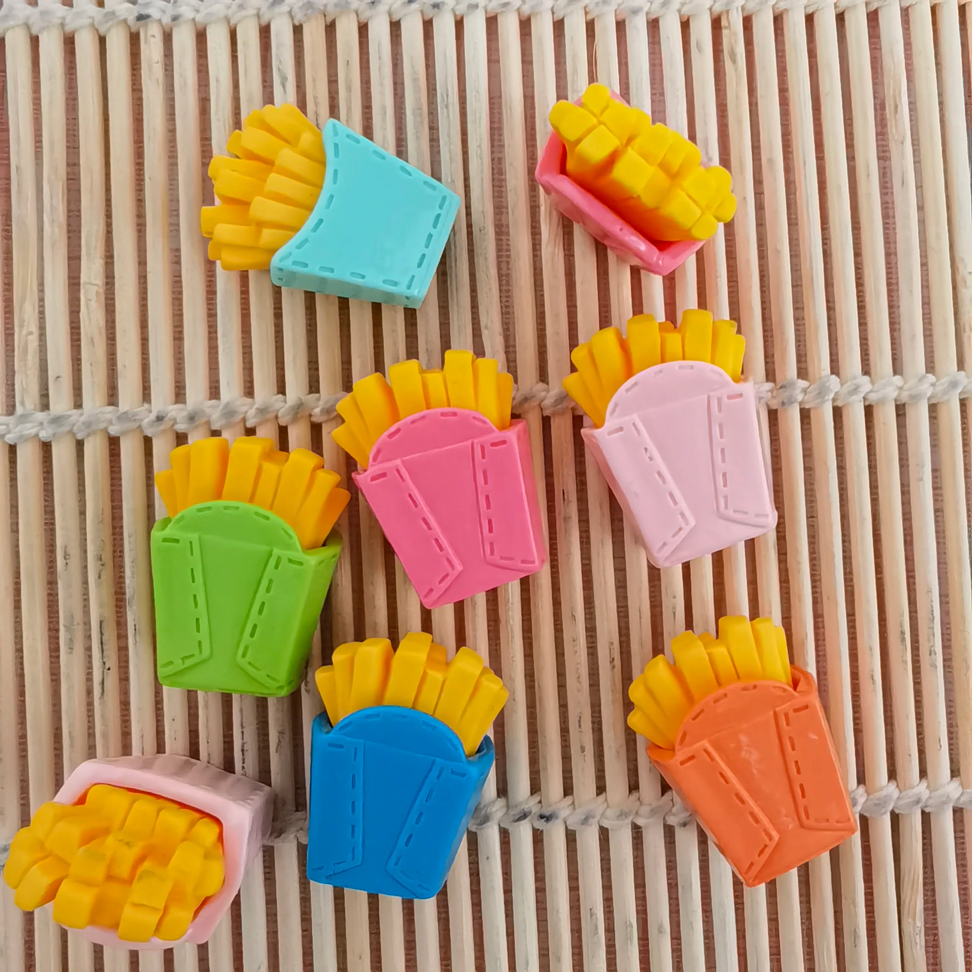 100Pcs/Bag 3D Mini Resin French Fries Food Ornaments Lovely Sweet Doll House Food Crafts for Phone Case Kitchen Room Decor