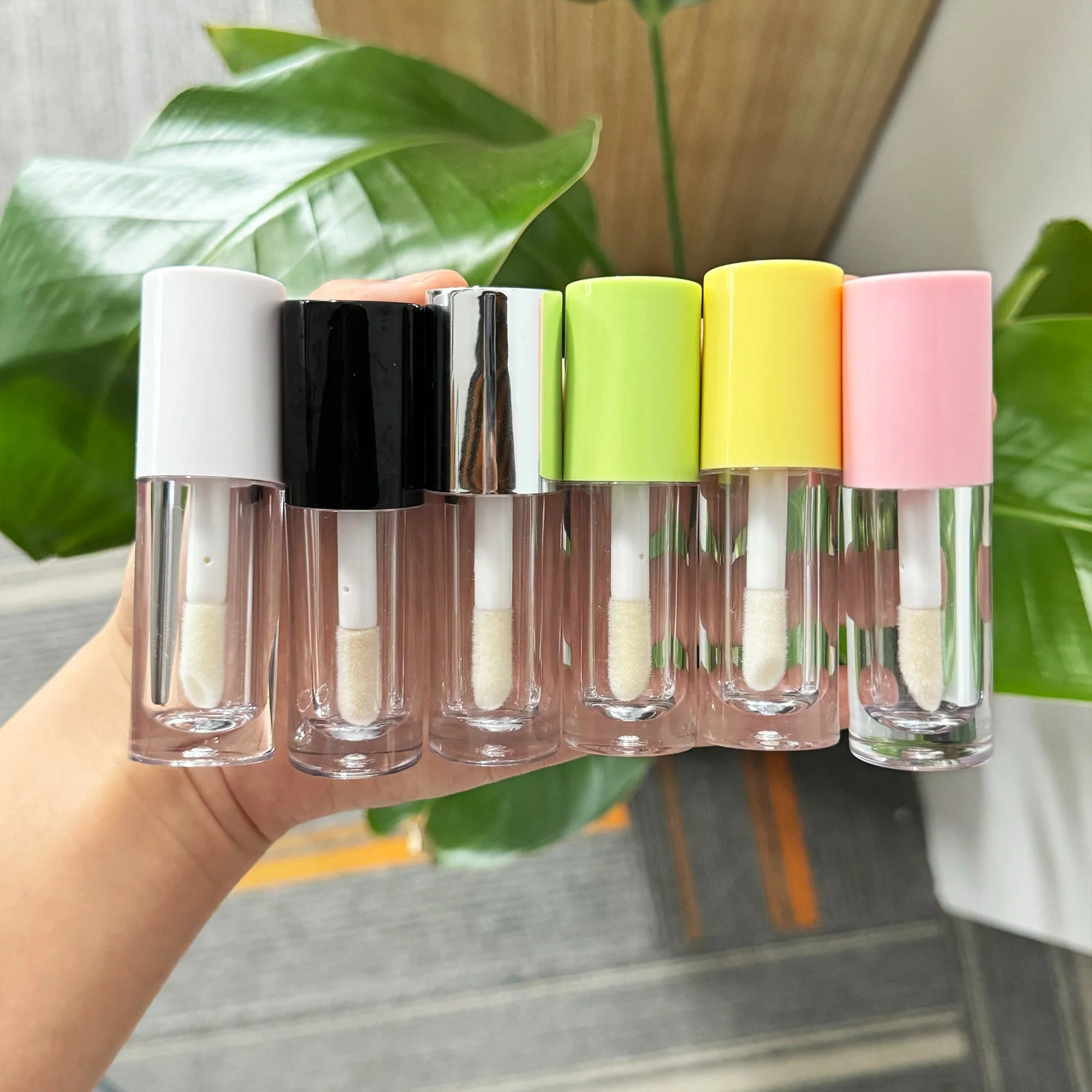 Round Nice 6ml Empty Lipgloss Wand Tube with Doe Applicator Tube Lip Gloss Bottle Packaging Lipgloss Tubes Custom logo