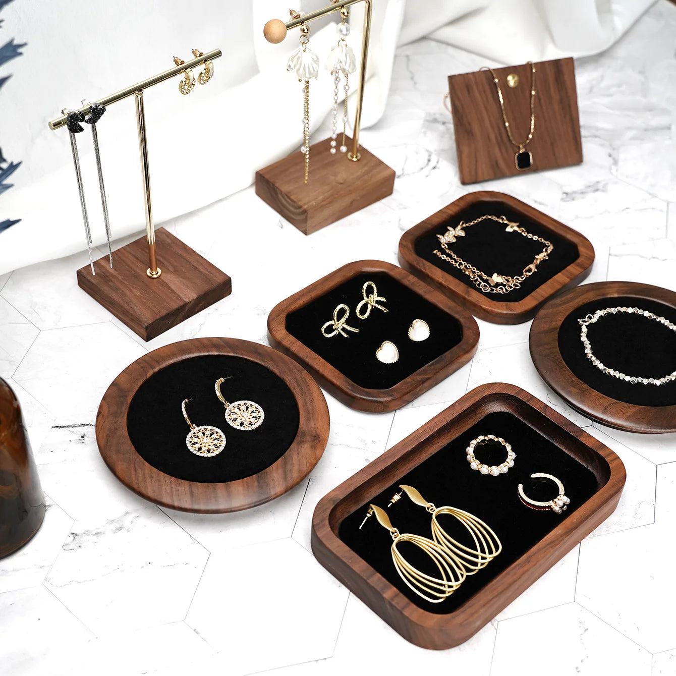 New Arrival Walnut Wood Jewelry Display Stand Elegant Walnut Wood Jewelry Tray for Necklaces and Earrings for Jewelry Stores