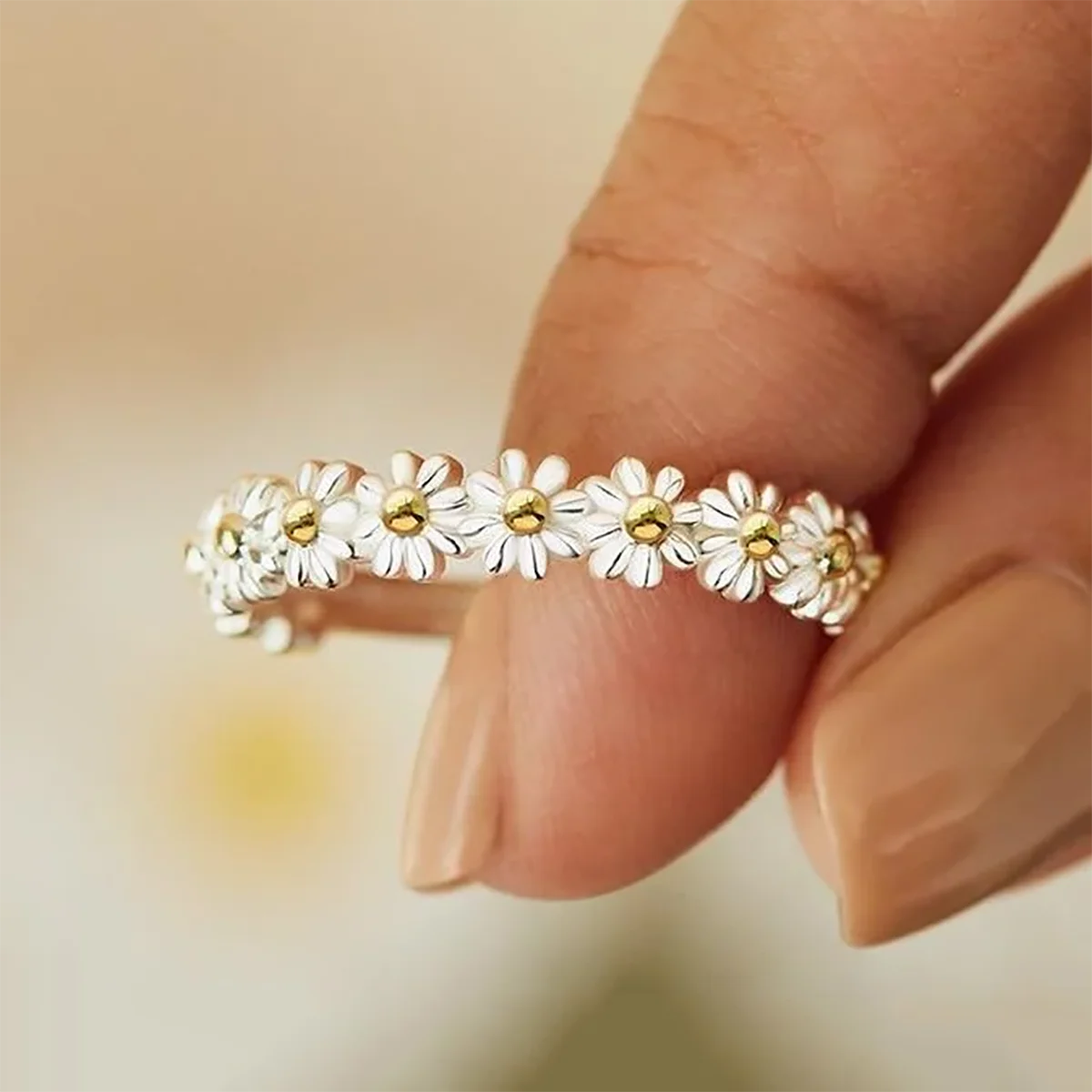 Huitan S925 Wholesale Cute Full Paved Small Daisy Design Finger Rings for Women Engagement Wedding Ring for 925 Sterling Silver
