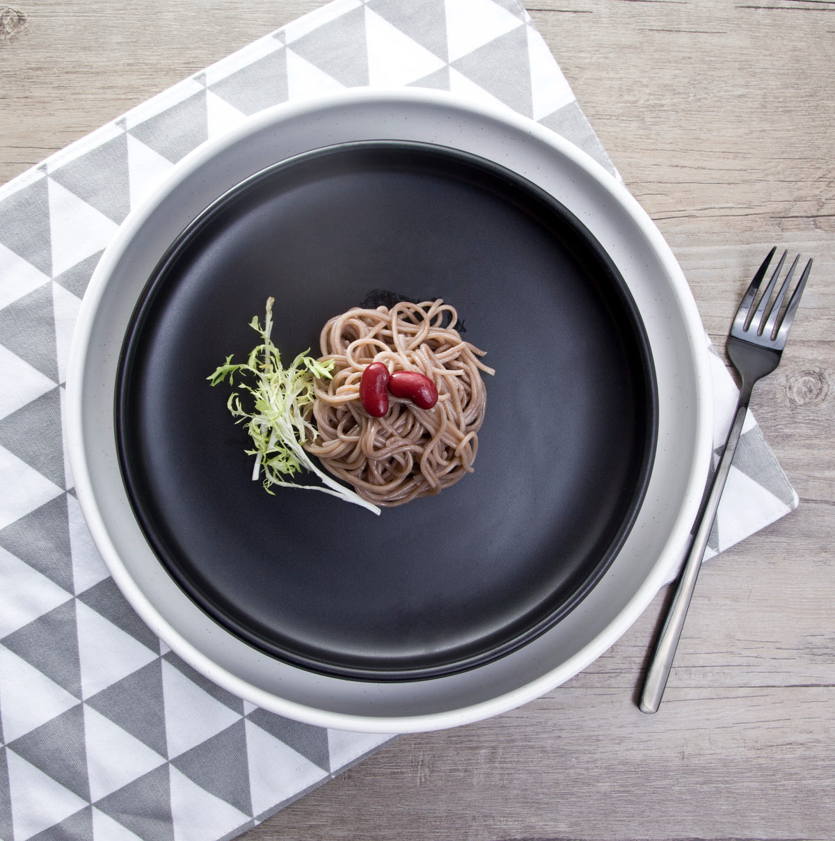 Wholesale 100pcs Eco-Friendly Luxury Hotel Japanese Style Black Dinner Plate Ceramic Porcelain Food Grade Microwave Dishwasher