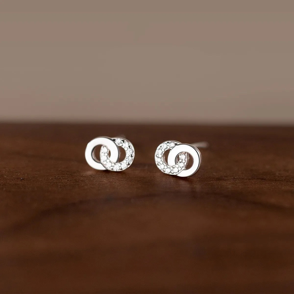 Fashion S925 Sterling Silver Fashion Earrings Simple Double Ring Stud Earrings Interlocking Diamond Moissanite Earrings Women