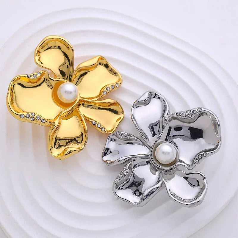 PDANY Fashion Personality Small Fragrant French Pearl Flower Pin Corsage Suit Vintage Irregularly Decorated Metal Brooch