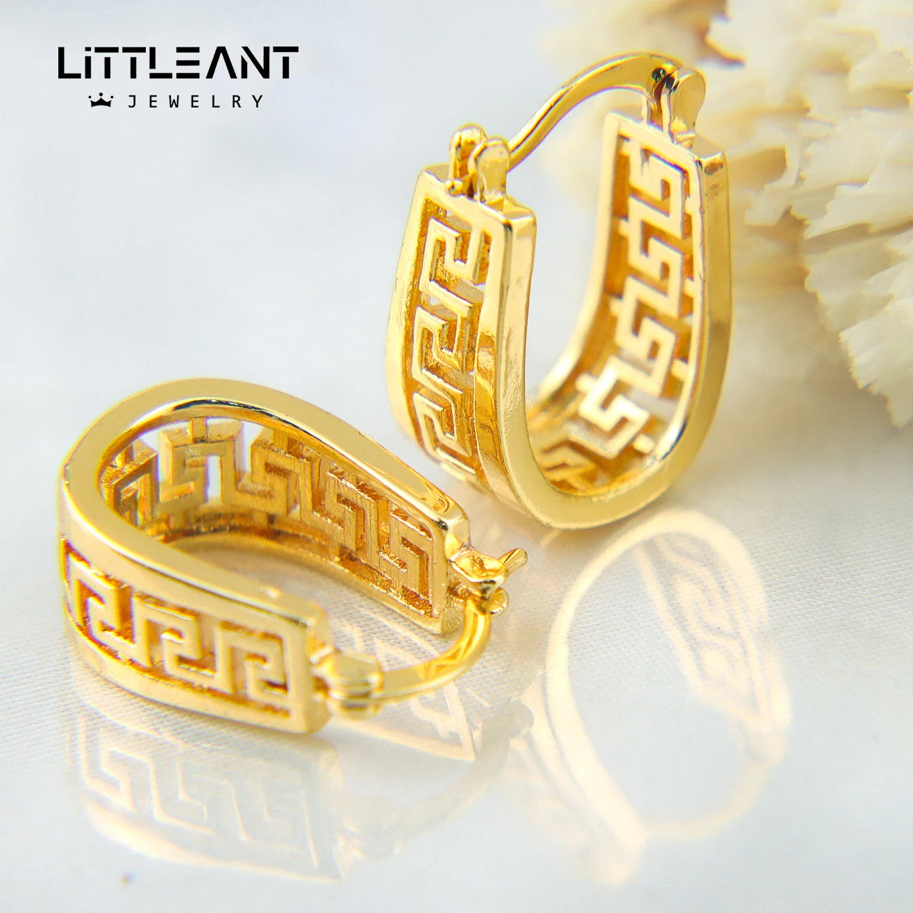 Wholesale Designer Exquisite Jewelry Luxury 18K Gold Plated Brass Earring Hollow Out  Small Hoop Earrings for Lady