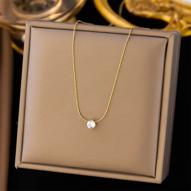Wholesale New Stainless Steel Luxury Design Gold Six Claw White Diamond Pendant Necklace for Women