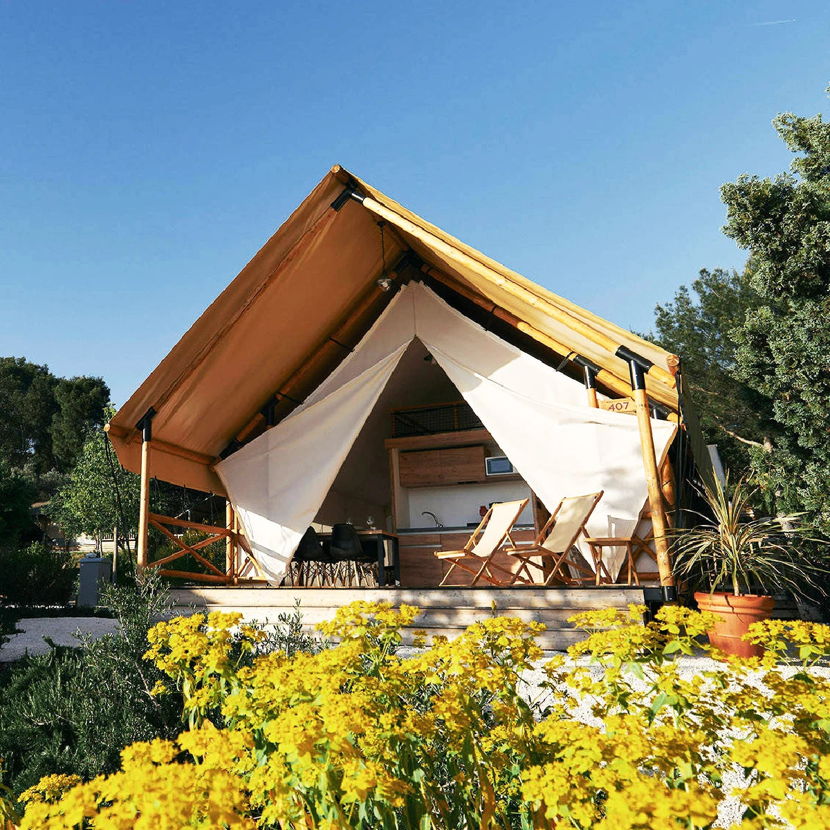 Outdoor Villa Big Family Resort Luxury Safari Glamping Tent With Wooden Pole