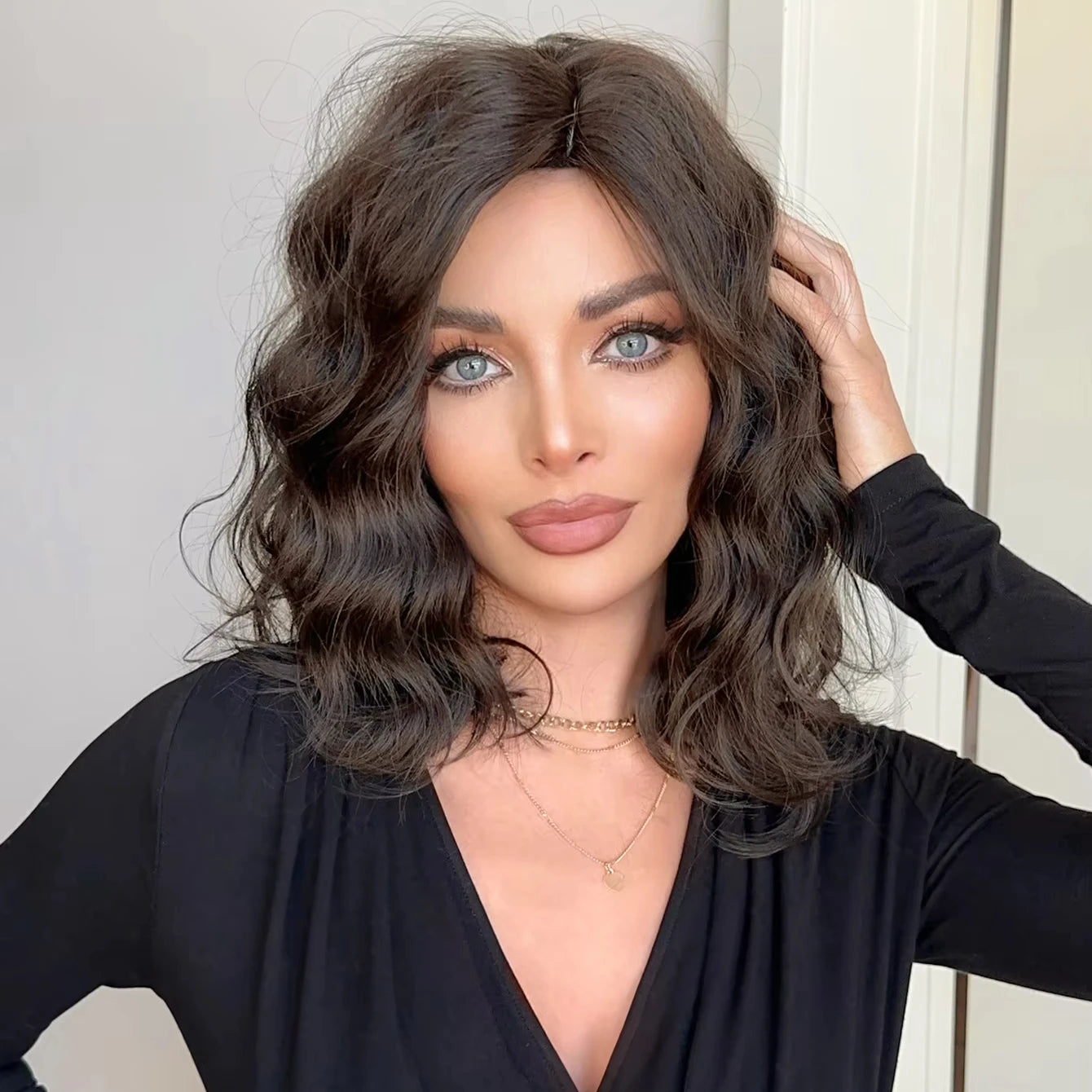 Brown Curly Wigs for Women Wavy Middle Part Synthetic Medium Shoulder Length Wig Soft Natural Looking Hair Wig 16 Inch