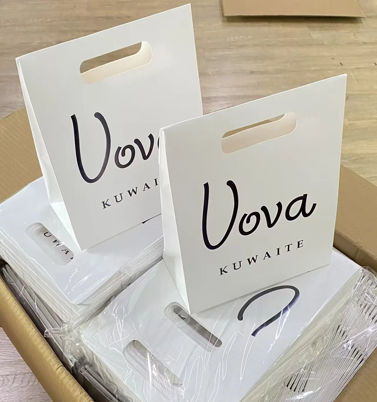 2025 Custom Luxury White Shopping Paper Bags for the Boutique Collection Gift Packaging Bags