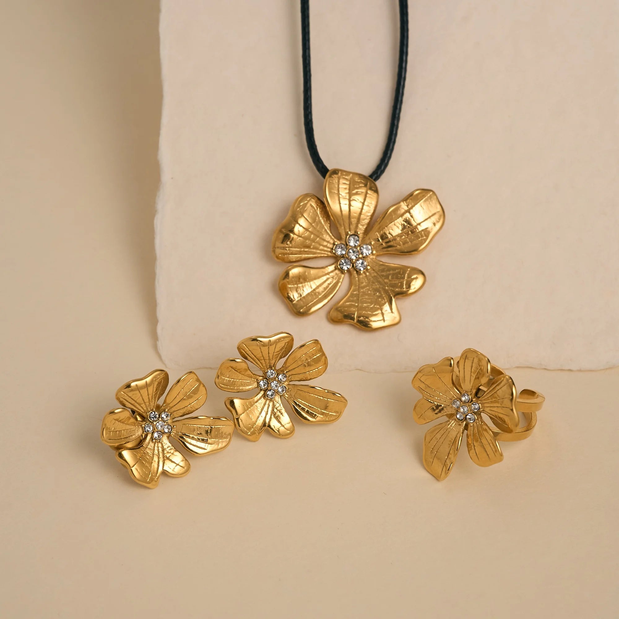 Dazan New 18k Gold Plated Tarnish Free Stainless Steel Vintage Hibiscus Flower Embossed Large Zircon Design Necklace Luxury Set