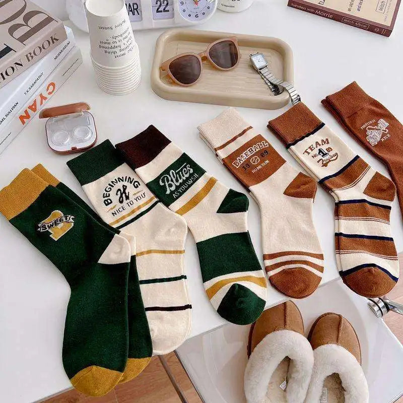 Wholesale Vintage Street College Graphic Socks Casual Cotton Crew Socks for Women
