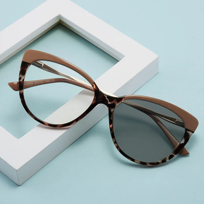 Female Personality TR90 Anti-Blue Light Cat-Eye Photochromic Glasses Retro Fashion Sunglasses and Reading Lunettes