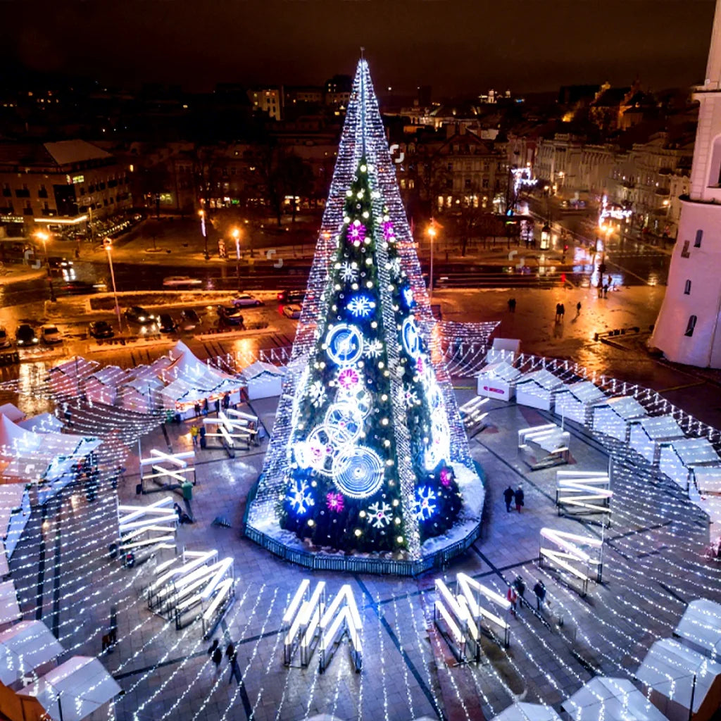Customized Giant Outdoor Christmas Tree with RGB LED Lighting Waterproof PVC/Metal Frame Standing Base for Festive Display