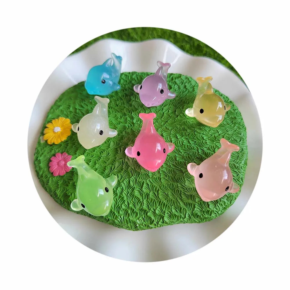 100pcs Kawaii Resin Transparent Luminous Dolphin Figurine Miniatures Mini Resin Animal Figurines Decoration Ornaments