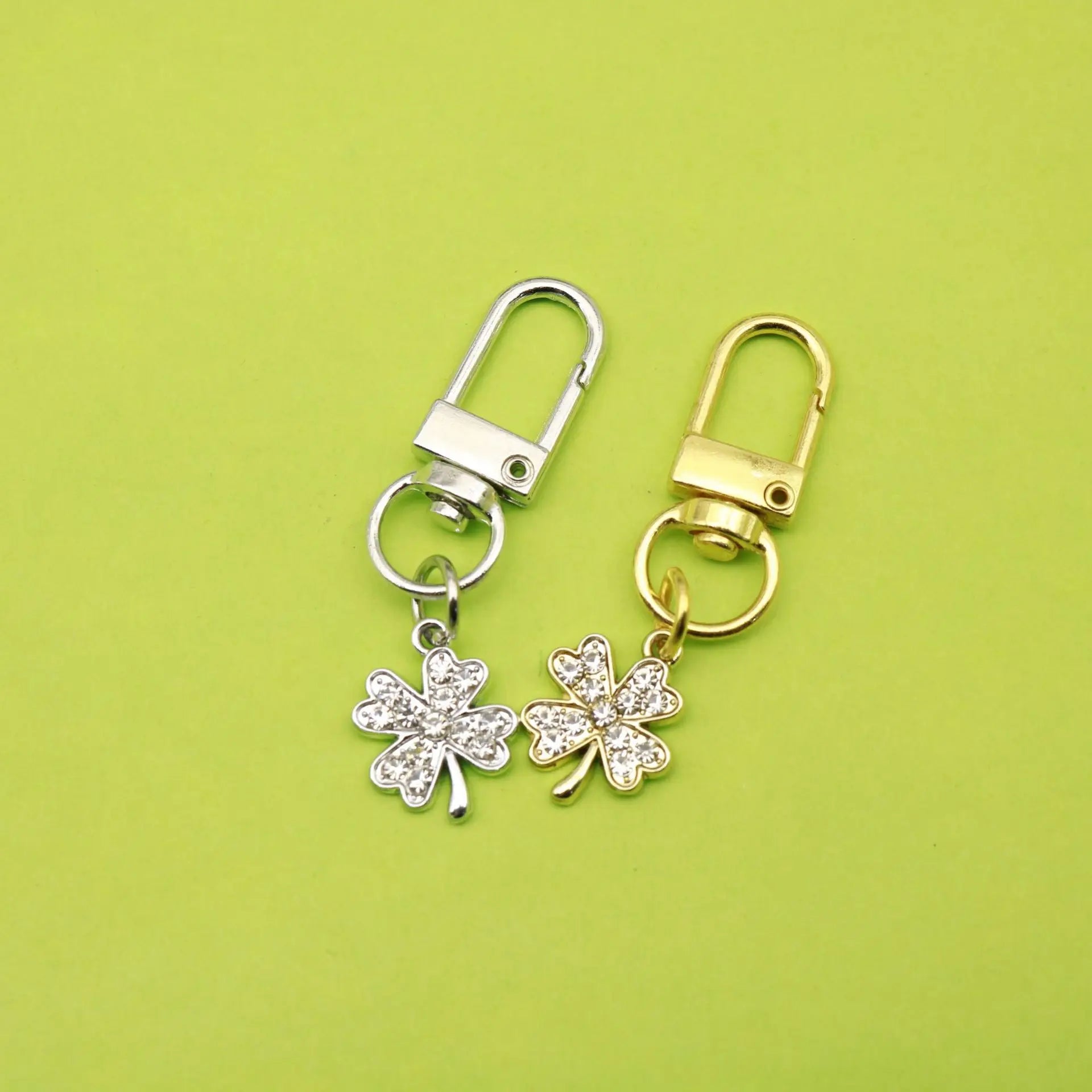 Wholesale Diamond-Studded Four-Leaf Clover Keychain Diamond-Studded Four-Leaf Clover Shape Alloy Keychain Metal Keychain