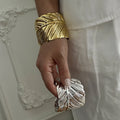 2024 New Arrival Fashion Cheap Wholesale Trendy Metal Zinc Alloy Women Vintage Feather Fashion Bangles Women Korea Cuff Bracelet