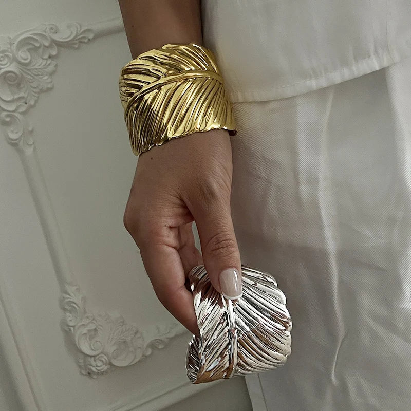 2024 New Arrival Fashion Cheap Wholesale Trendy Metal Zinc Alloy Women Vintage Feather Fashion Bangles Women Korea Cuff Bracelet