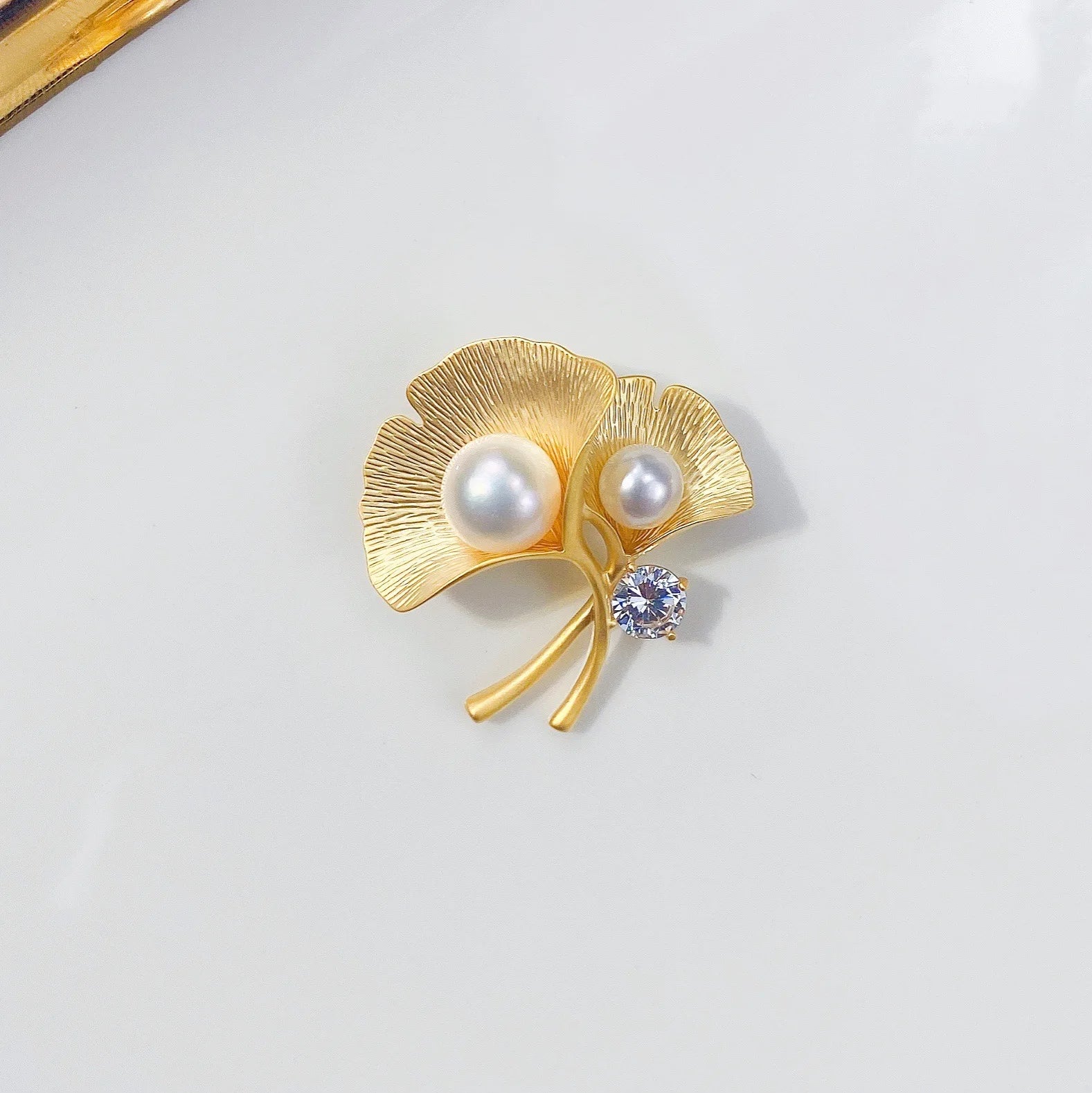 Fashion Gold-plated Brooch Pin Ginkgo Leaf Rhinestone Brooch Temperament Clothing Accessories Brooch Pin for Women