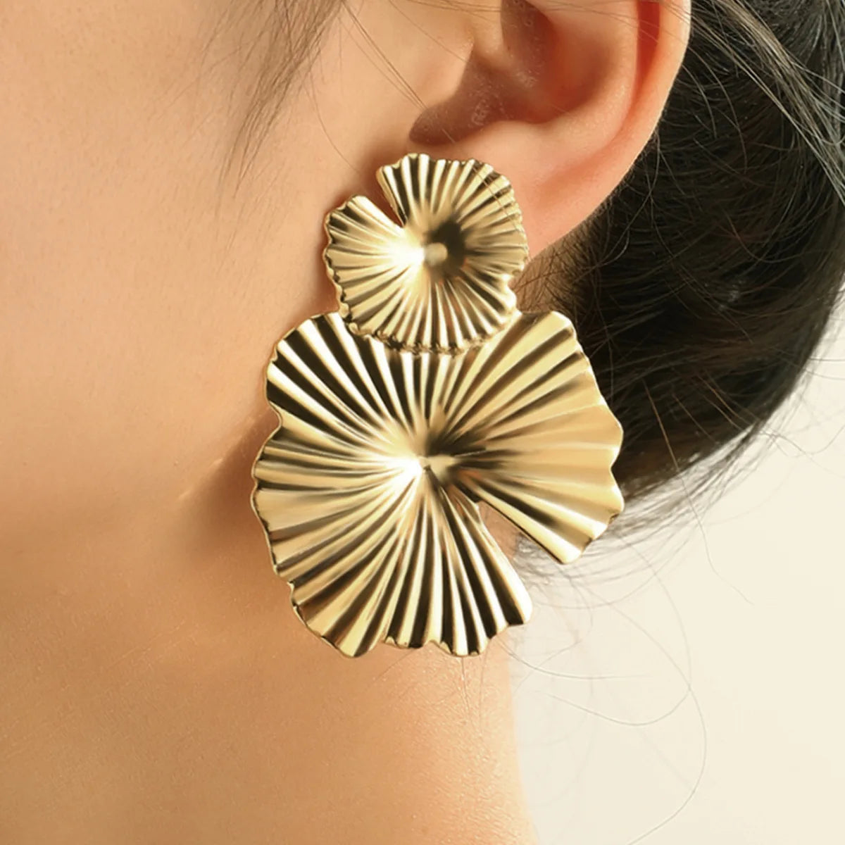 Statement Gold Plated Striped Flower Stud Earrings Popular Metal Textured Flower Earrings for Women
