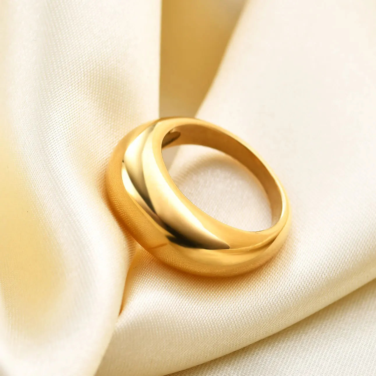 Hot Sale 18K Gold Plated Waterproof Stainless Steel Rings Circular Arc Smooth Design for Men and Women Titanium Steel Jewelry