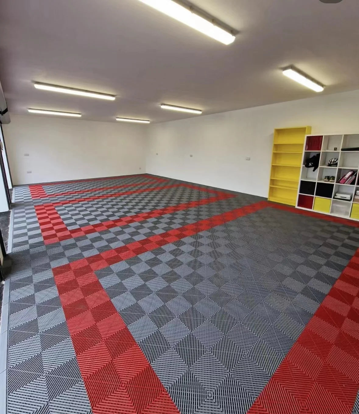 Modular Interlocking Garage Floor Tiles Industrial Vented Plastic Garage Flooring Mats 400x400 mm Plastic Floor Mat