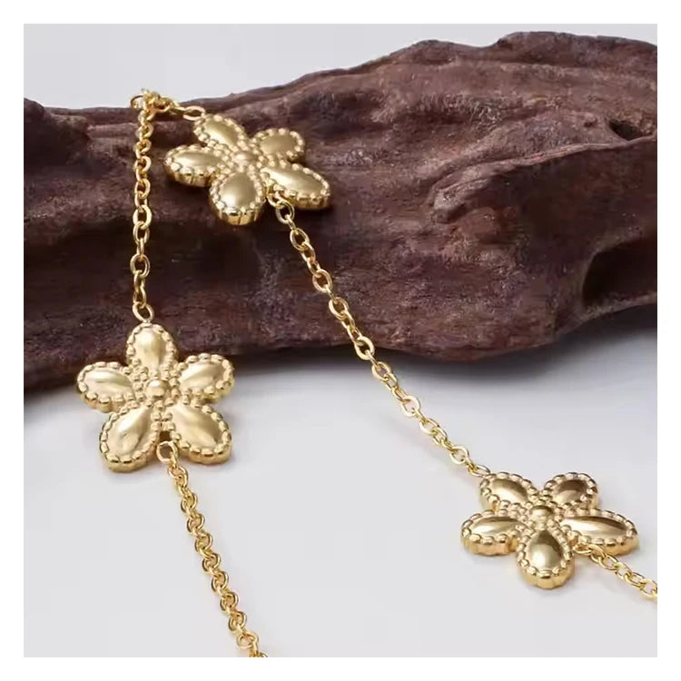 Chris April Fashion Jewelry PVD Gold Plated 316L Stainless Steel Flower Charms Delicate Chain Recycled Bracelet