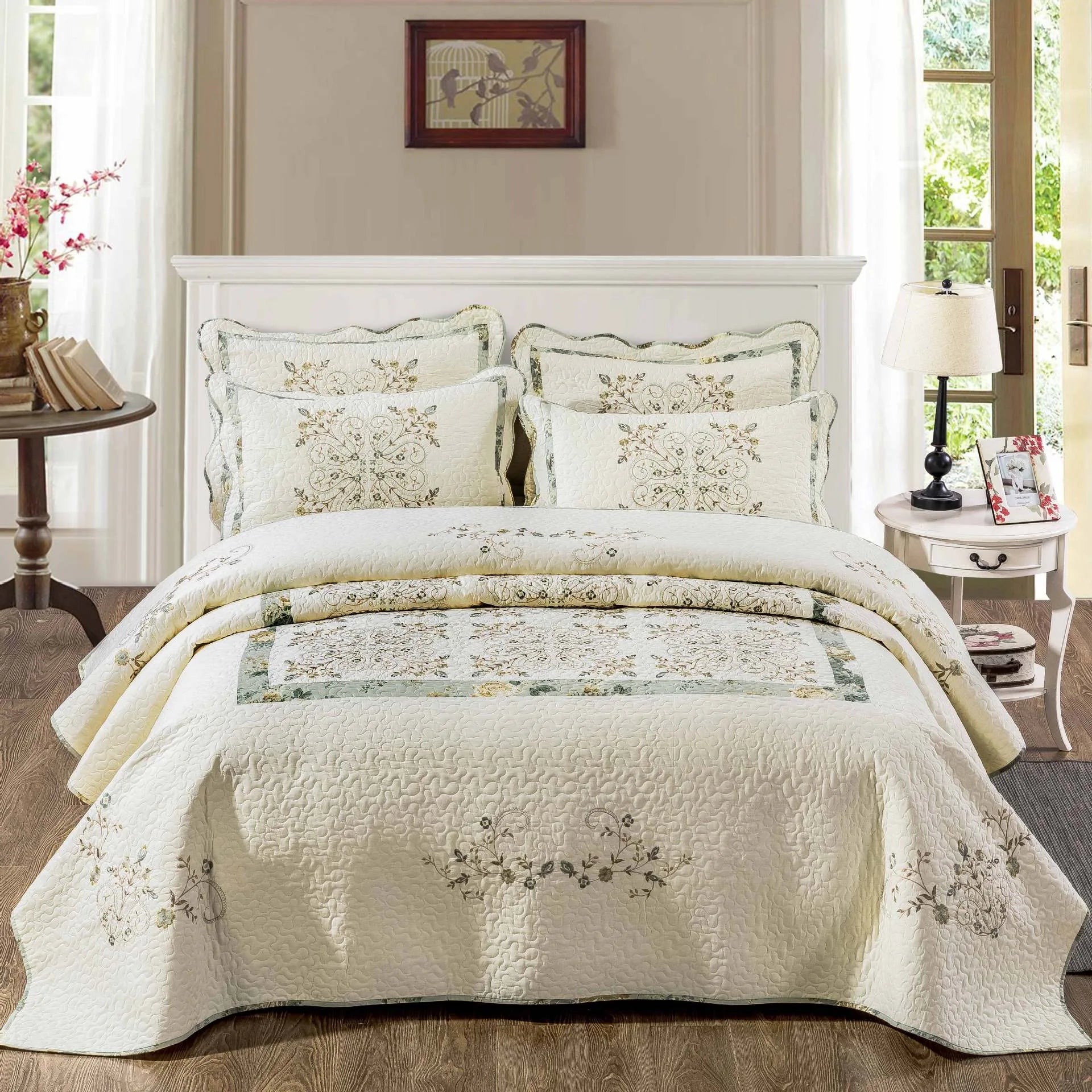 100% Polyester Fibre European Style Embroidered Bed Cover 3 Piece Set Quilted Thickened Quilted Bed Sheet