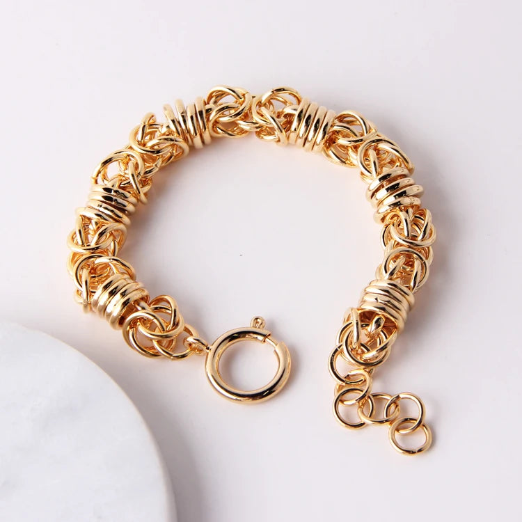 China Wholesale Fashion High Sense Niche Charm Latest Design Brass 16k Gold Plated Bracelet for Women