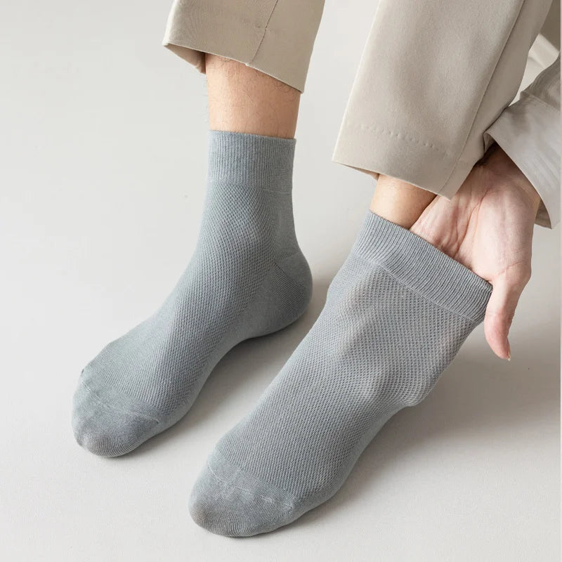 OEM Men's Fashion Elite White Black 100% Cotton Socks Bamboo Business Crew Socks with Custom Logo Knitted Mesh Design for Summer