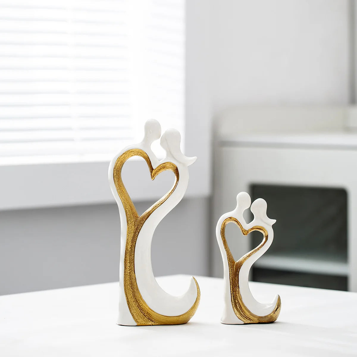 Minimalist Modern Eco-Friendly Ceramic Couple Figurines Romantic for Love Nordic Style Home Living Room Table Decor