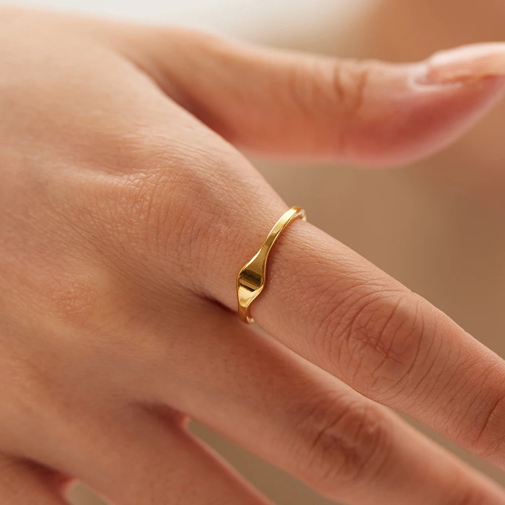 High Polished Metallic Steel 18K Gold Plated Minimalistic Shiny Heart Signet Rings Waterproof Jewelry